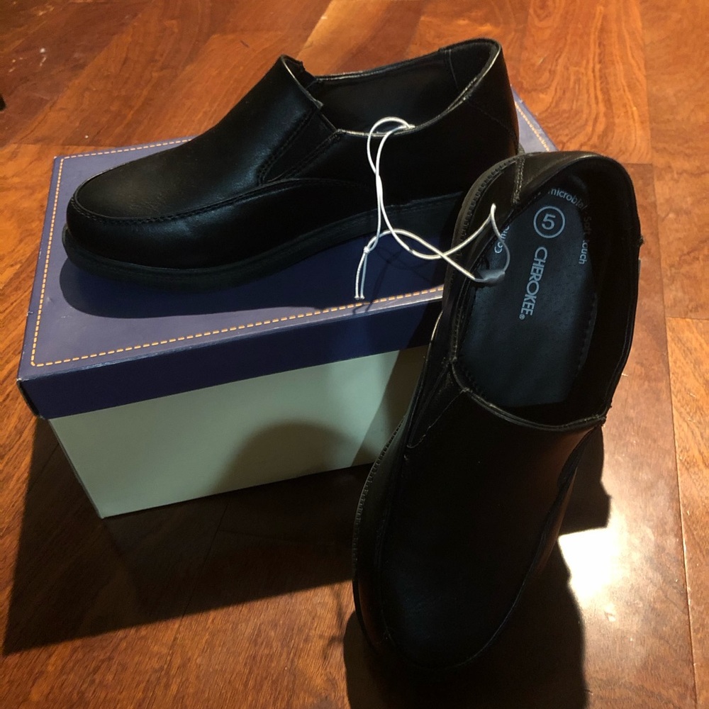 🆕 Cherokee kids shoes size 5